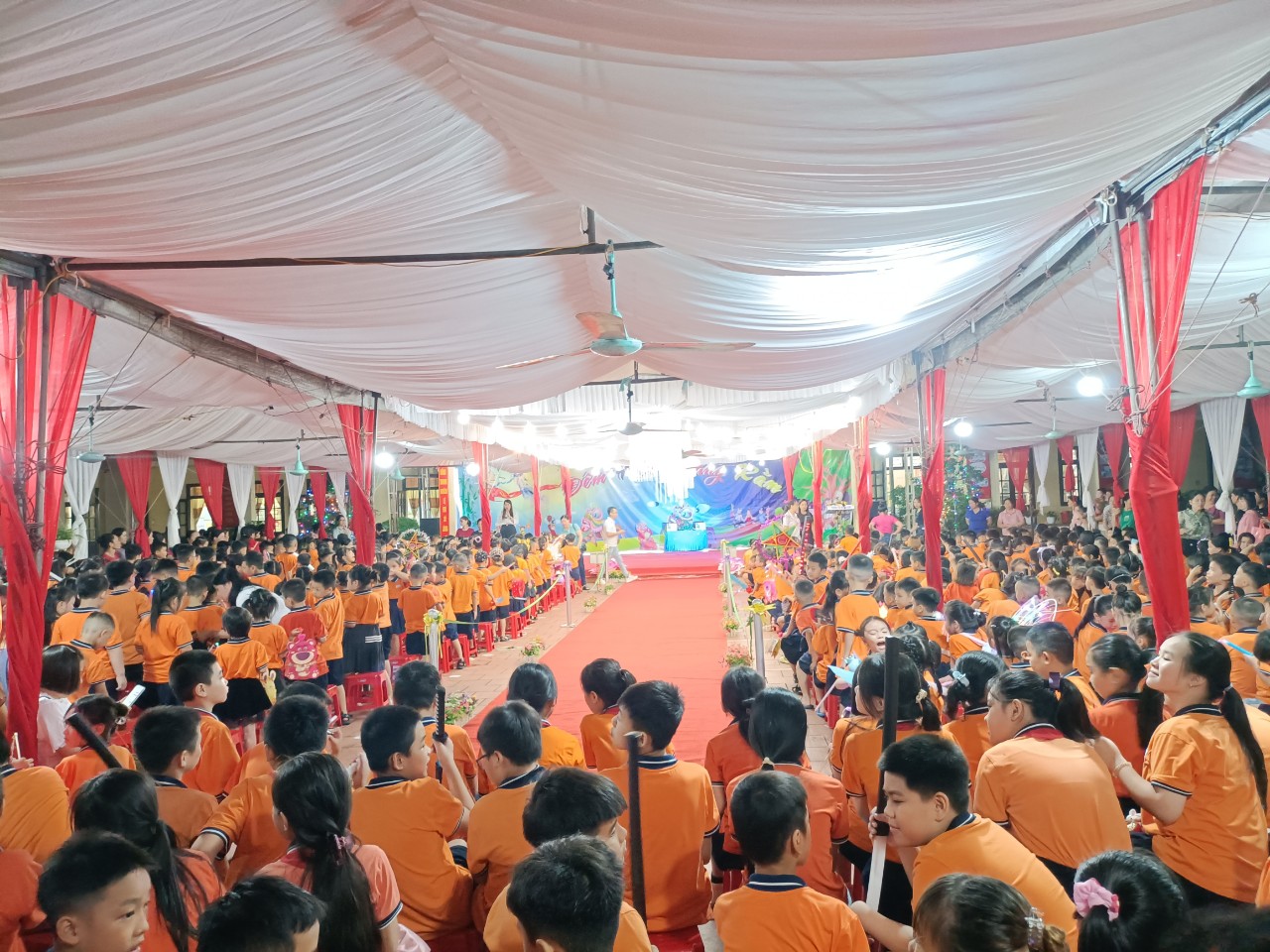 Trường TH thị trấn Na Sầm tổ chức Chương trình vui Trung thu "Đêm hội trăng rằm"