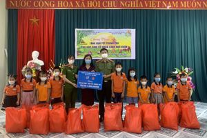 Các em học sinh có hoàn hoàn cảnh khó khăn, mắc bệnh hiểm nghèo đón nhận một Tết Trung thu đặc biệt