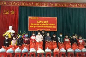 Tặng quà cho Tết cho các em học sinh có hoàn cảnh khó khăn